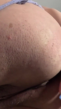 Close-up pakaian dalam lavender dan kepompong gas - pantat besar dan kentut tepat di depan Anda