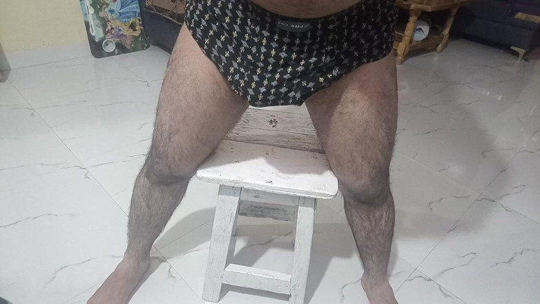 LovedSunsine1990: Sundal jsem si všechno oblečení a energicky si masíroval věci