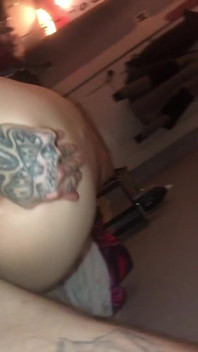 Une petite blonde tatouée chevauche une grosse bite blanche en cheval renversé.