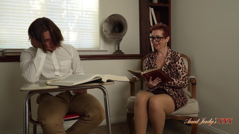 Aunt Judy's XXX: AuntJudysxxx - guru matang nakal Ruby Lynne mengongkek pelajarnya selepas kelas