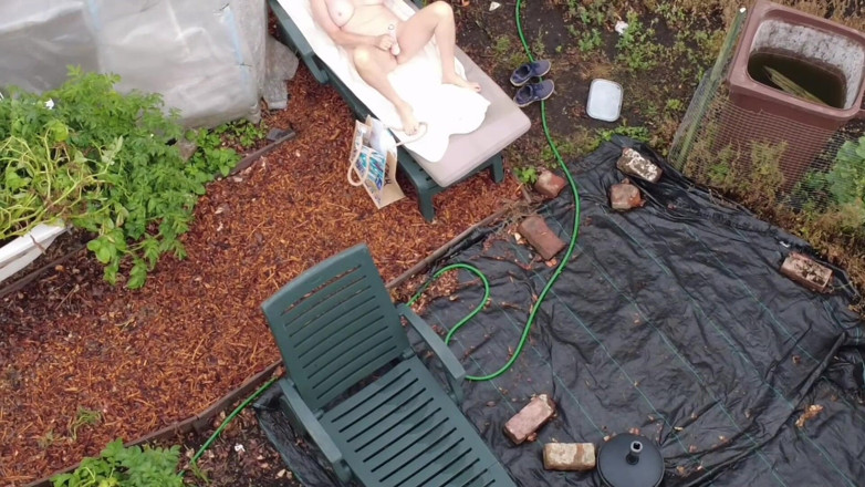British Cougar: Voyeur con il drone mi guarda in giardino mentre si...