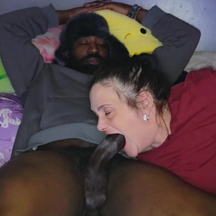 Magic gums: 흑인 대물 자지에게 사정할 때까지 흑인 대물 자지를 빨고 따먹는 발정난 새엄마