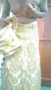 Il travestito gay indiano gaurisissy si sente eccitato in golden Lehanga