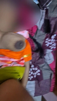 Hintli teyze sreejaa sulu göğüsler sari turuncu bluzda sert bakış açısıyla zıplıyor