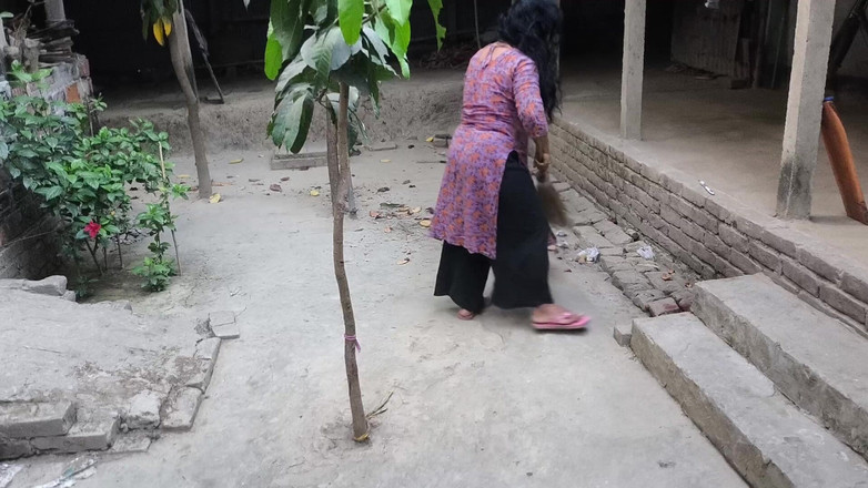 SAFI TV: Моя тітонька прибирала у дворі. Але я обійняв його, поклав його в дупу своєї тітки і почав трахати його в анал