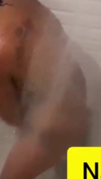 Una donna tettona che fa la doccia