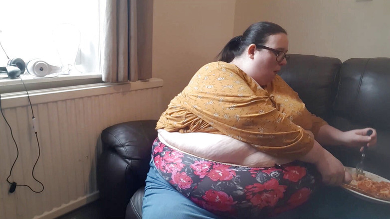 SSBBWLadyBrads: SSBBW huge belly whilst eating on sofa