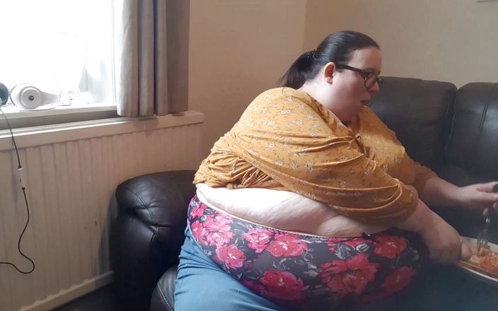 SSBBW Lady Brads: Товстушка має величезний живіт під час їжі на дивані