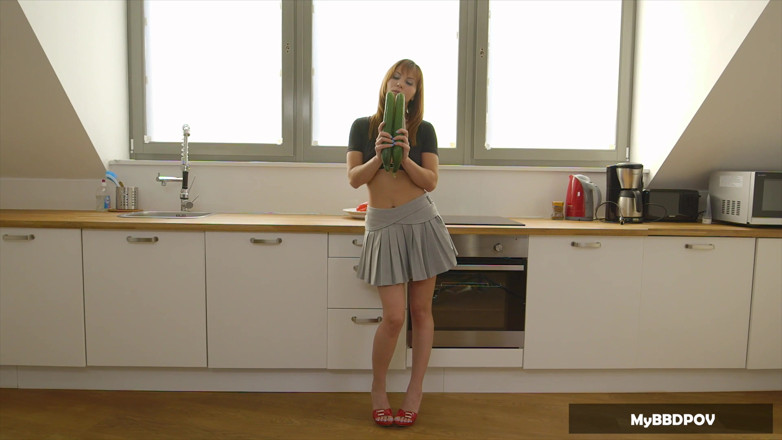 MyBigBlackDickPOV: Anální zeleninová nádivka pro mladou Alysu Gap