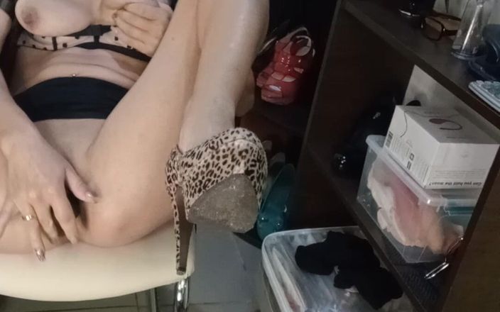 Nadin: Muschi ficken mit einer gurke und squirten