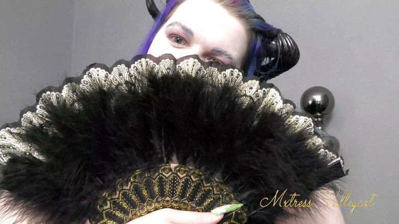 Mxtress Valleycat: Kuş tüyü hayranı azdırıyor