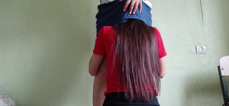Lesbian-illusion: Utangaç komşum sormadan eteğimin altına tırmandı, ama hoşuma gitti
