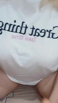 흰색 티셔츠를 입고 딜도 타기