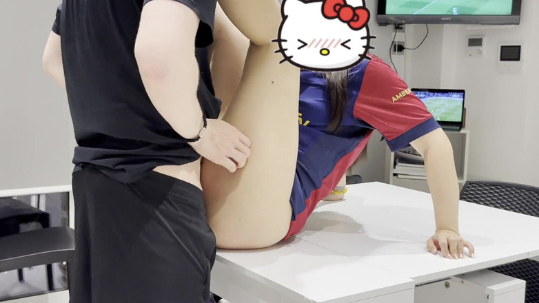 AsianHoneyAss: Asijská fotbalová dívka v dresu byla chycena a potrestána creampie