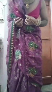 Indian Gay Crossdresser Bottom Gaurisissy Presare și joacă cu sânii ei mari în sari violet cu Jwellery grele