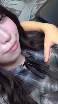 赚取现金以提高她有价值的漂亮女孩专注于自我价值