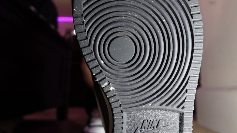 Raven Willow: Závislá na My Nikes