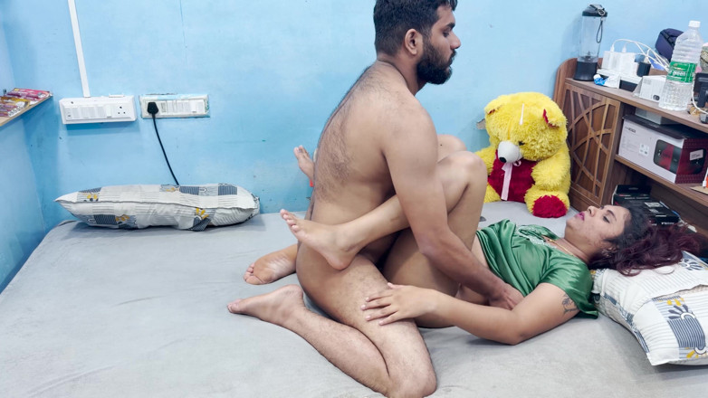 Vaigavarun45: 喀拉拉邦女孩的身体按摩和硬操在卧室里，同时按摩引诱马拉亚女孩并做爱
