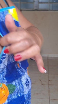 Żona dziwki sprzątająca podwórko tylko w fartuchu i majtkach – pokazana Hotwife