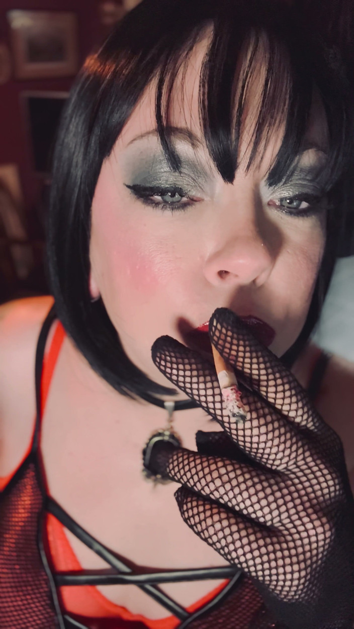 Tina Snua: Kouřící paní Tina Snua Chain kouří 2 superking cigarety v síťovaných...