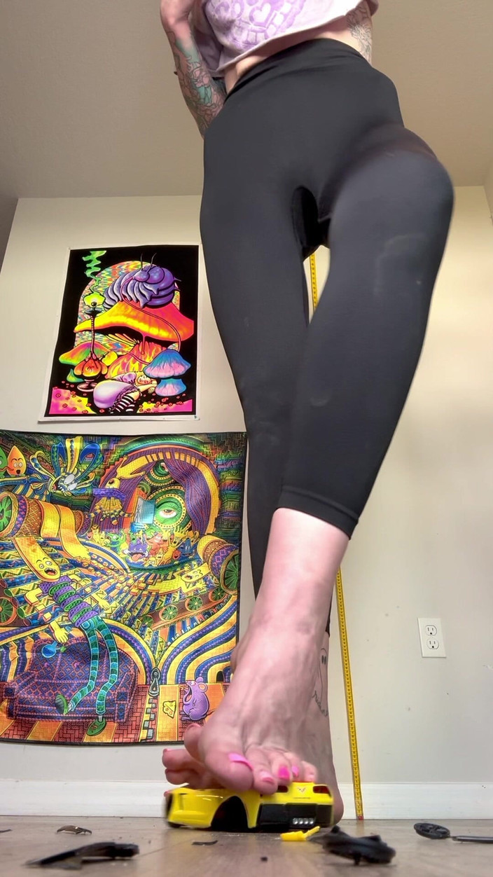 Peppermint Giantess: Distruggere un'auto modello con i miei piedi taglia 16