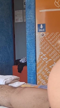 Un bărbat matur îmi fute găurile