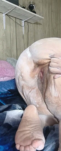 그들은 분말에 대한 젖은 장소를 찾기 위해 꽃에 뚱뚱한 소녀를 굴려 말?