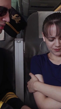 बहुत सुन्दर Cortney Weiss, Perv पायलट ray adler के सनकी साक्षात्कार में अपने पंख कमाती है
