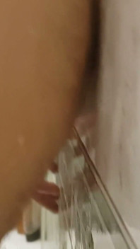 Boşalana kadar dildo emiyor, gırtlağına kadar alıyor ve sikiyor