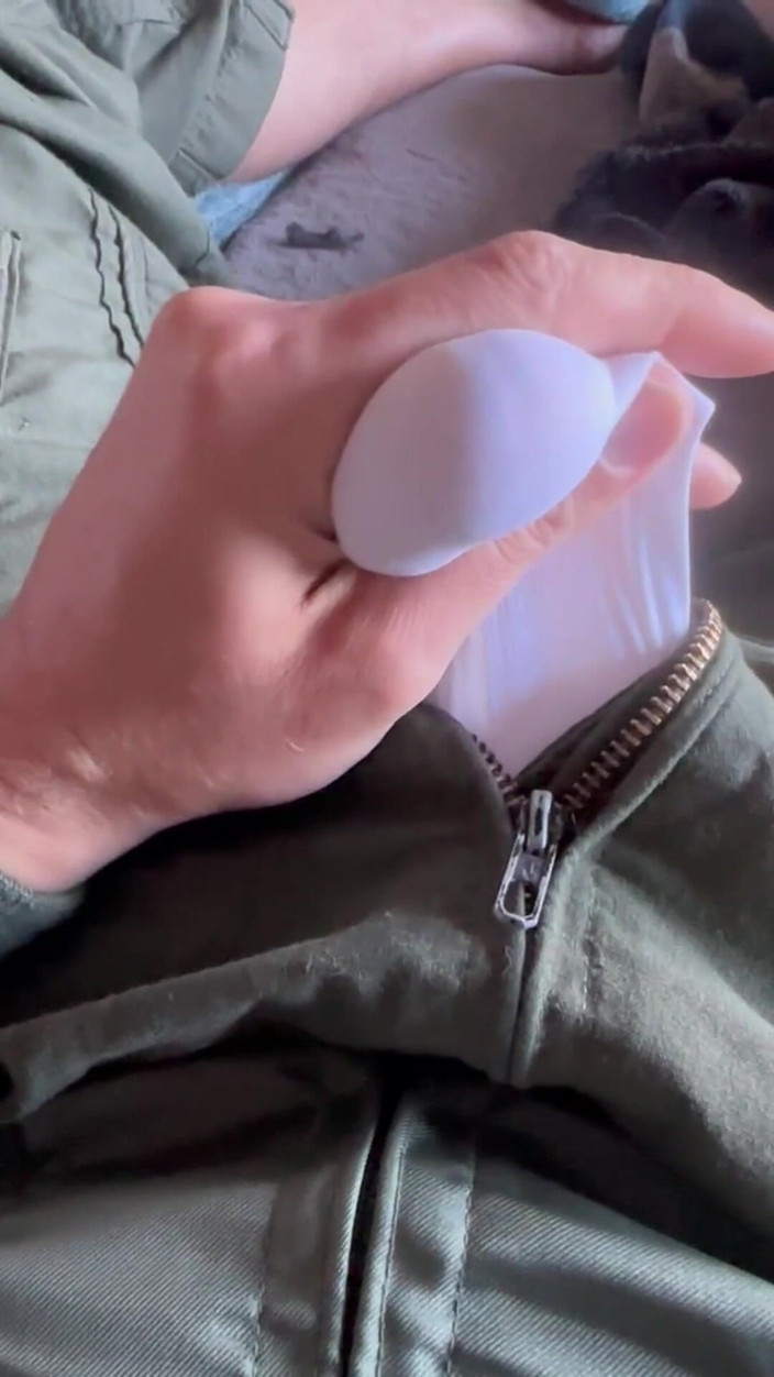 Gay Soldier Stuff: 在我飞行前的饥渴决定穿着我的飞行服撸管，并在我的白色三角裤中射出流着精液的精液