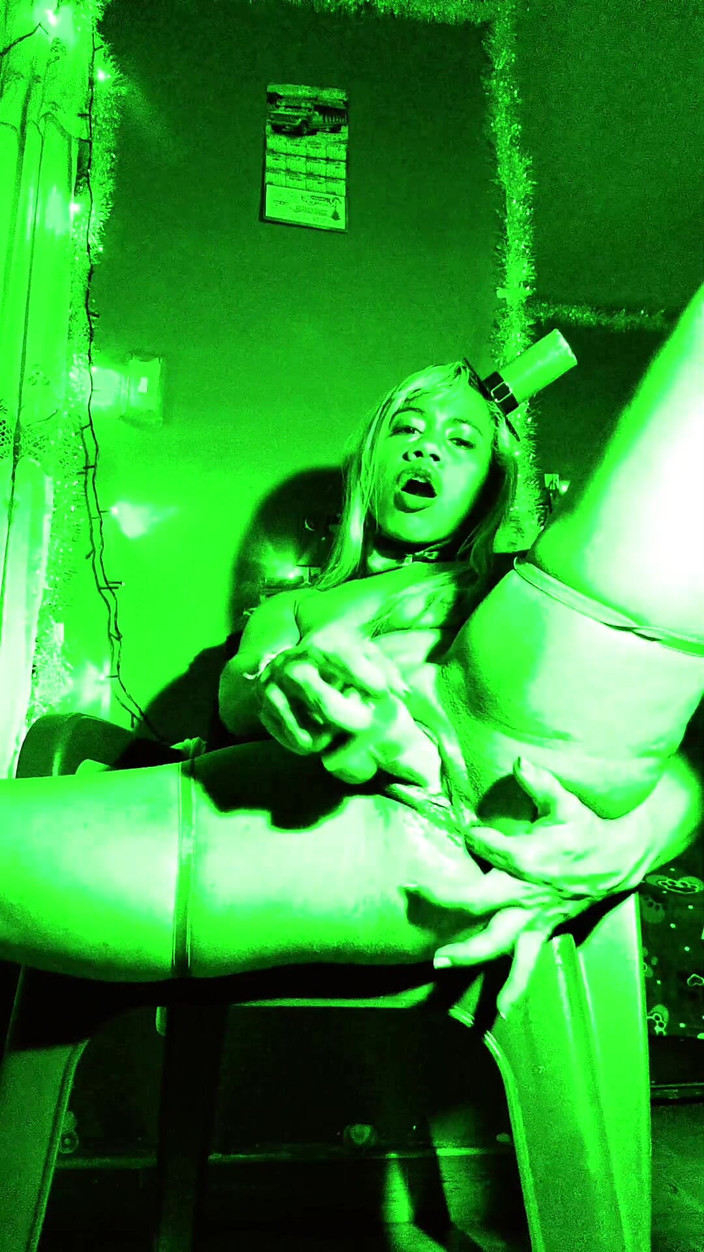 Barbychocolat: Solo verde en el momento erótico nocturno con mi clítoris...