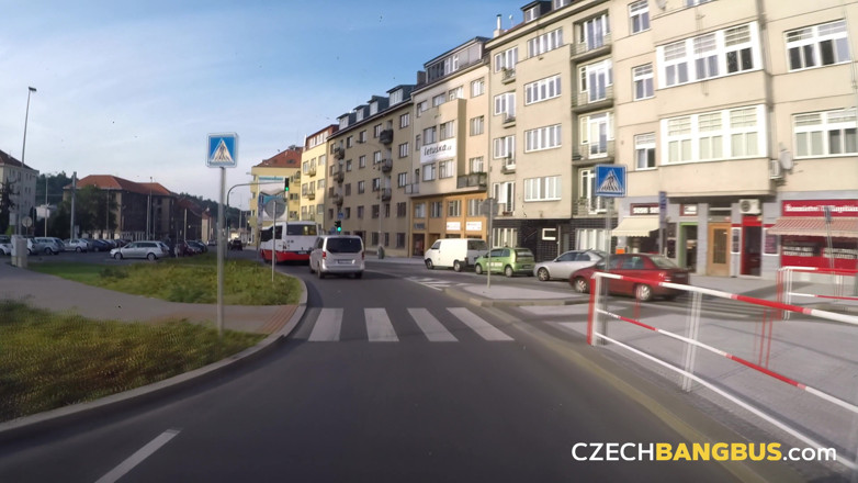Czech Bang Bus: Czech Bang Bus 2 : une modèle blonde rejoint une partouze déjanté