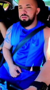 Non ha vergogna! Natzinha che mostra il seno nel traffico e si tocca