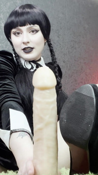 Coaching masturbatoire : Wednesday Addams te récompense avec shoejob et pipe
