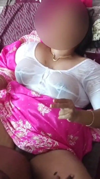 Sexy moglie indiana in camicetta bagnata sari sesso duro