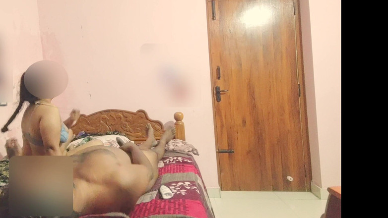 Black & white desicat: Bhabhi Sreejaa dengan tetek besar berair menunggang keras &amp; kongkek gaya...