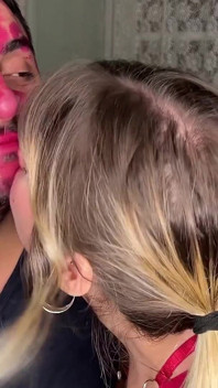 Si bacia il rossetto su tutto il viso non stop