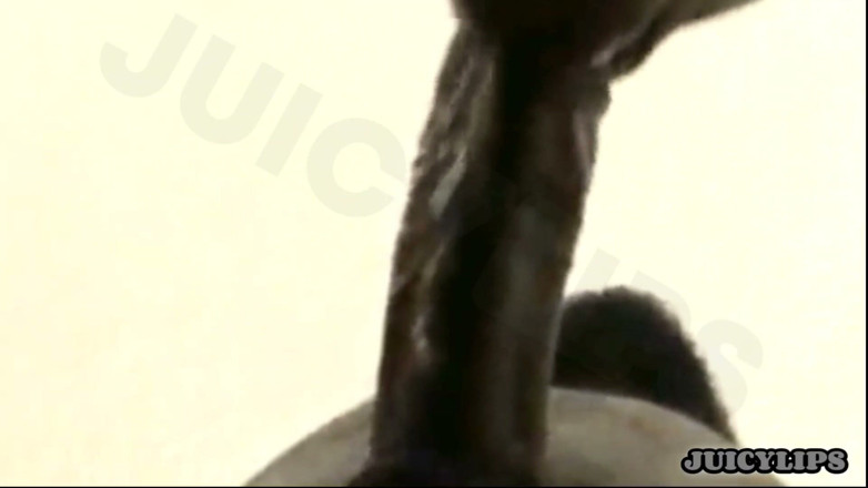 It get sloppy here: Le labbra succose gli succhia il cazzo così bene facendolo...