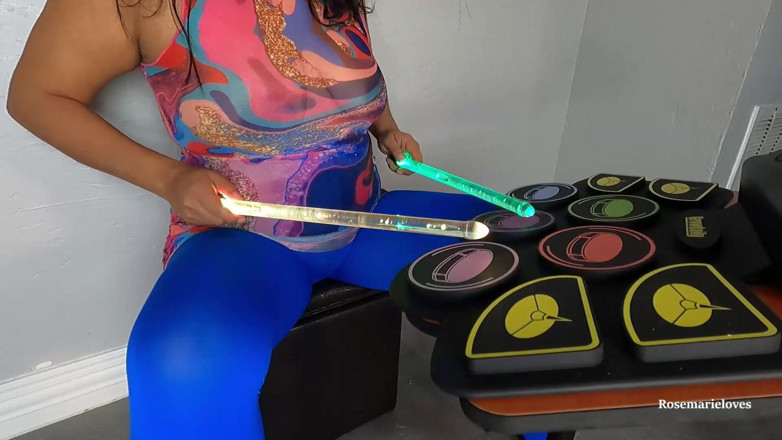RosemarieLoves: MiLF gioca il tamburo vlog