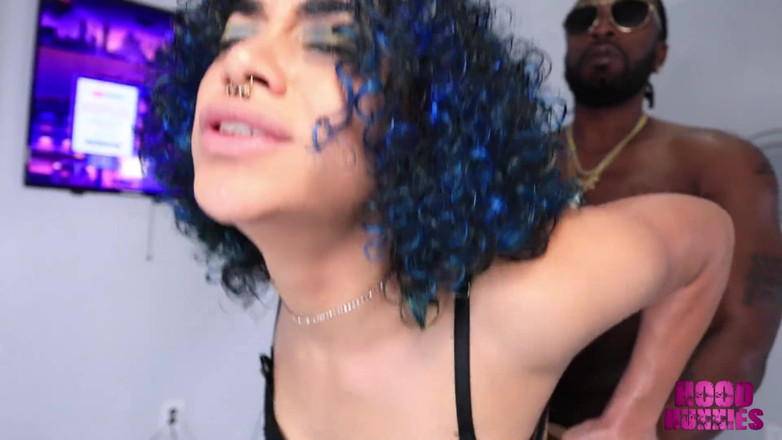 Hood Hunnies: ホット小柄なバブルブーティーラティーラティーは、大きな黒いディックによって激しく犯されました