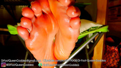 Dr. Foot Queen Goddess: Nasse Ölsohlen reiben teil 3