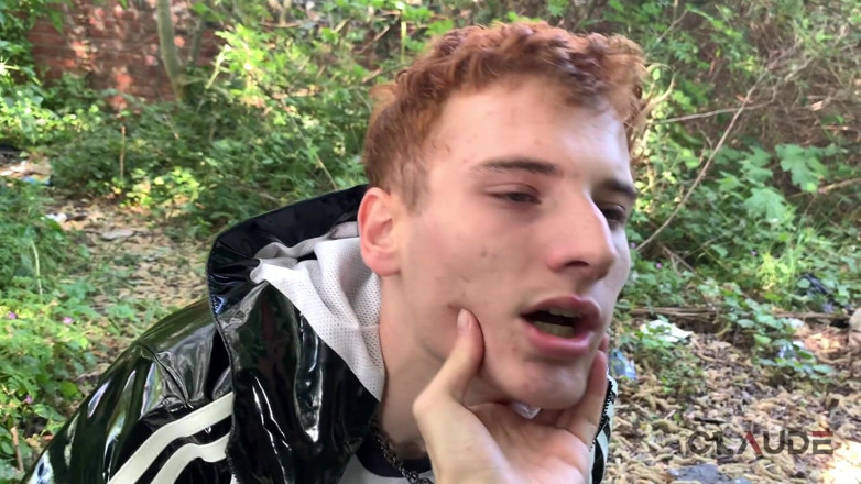 Claude Nikotine: Outdoor Twink Urinal