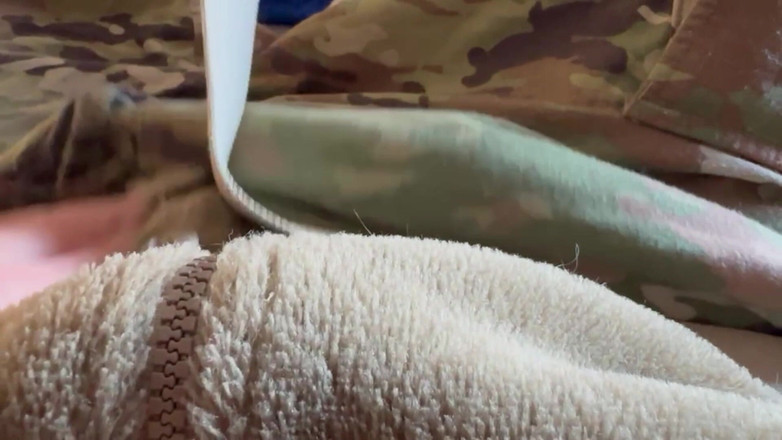 Gay Soldier Stuff: Ordu askeri sarinin kırmızı ve beyaz boksörlerini giyerek mastürbasyon yapıyor...