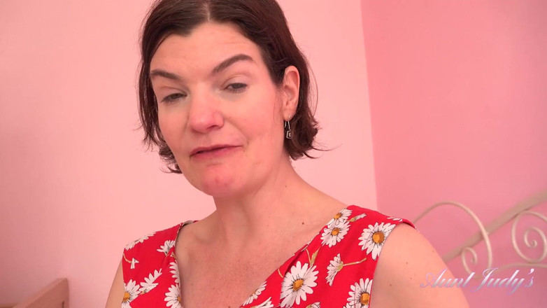 Aunt Judy's: Máy bay bà già 44 tuổi Jenny chơi với âm vật