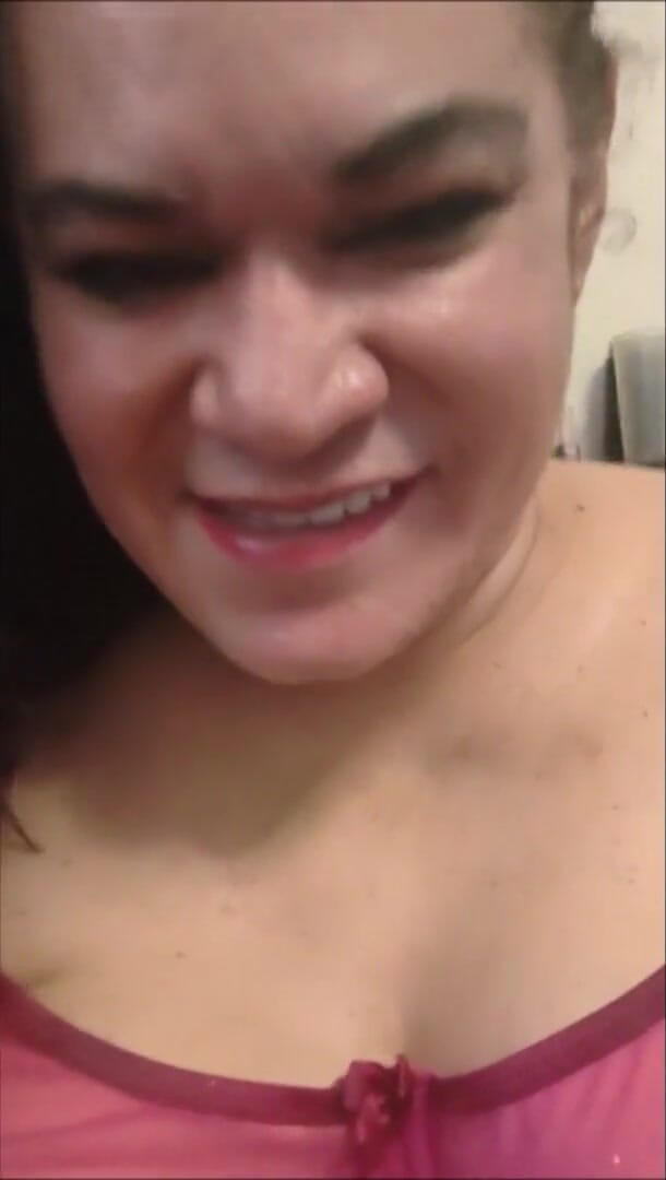 Haydee Rodriguez: vishaal laal saphed aur nila dildo
