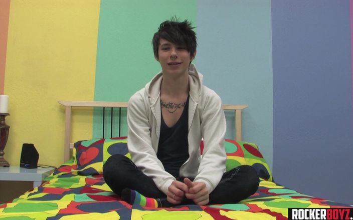Rocker Boyz: Velký čůrák Emo Twink si to dělá a kouří náklad