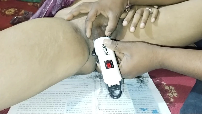 Rachna73: švagrová vyčistila kundičku stříháním chloupků strojem