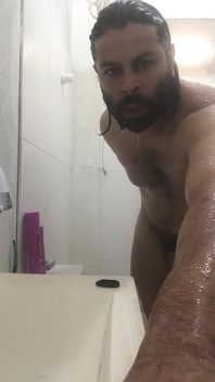 Badehose und masturbieren im Badezimmer.