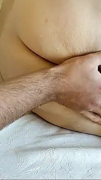O soție amatoare sexy se joacă cu o jucărie triplă iepure și are orgasm