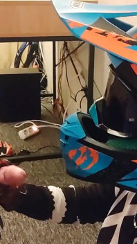 Motocross Tipul se masturbează după sex cu partenerul său